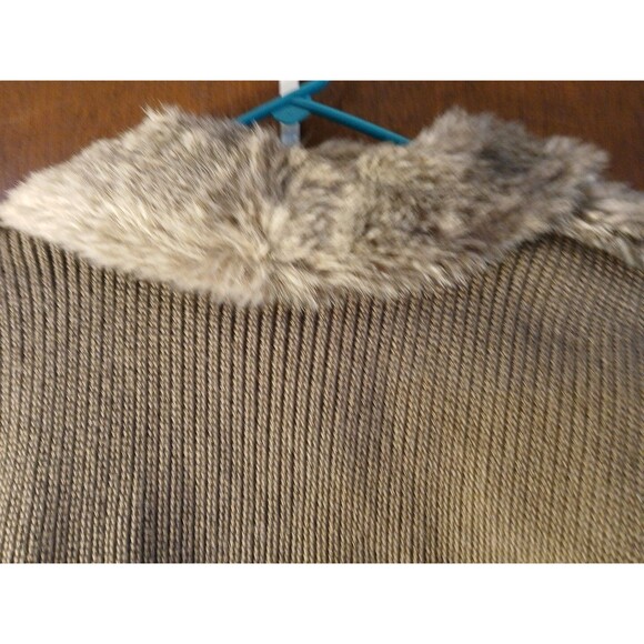 Maurices Womens Gray Faux Fur Vest/ Knit Backing Xlarge NEW VERY NICE - Picture 9 of 16